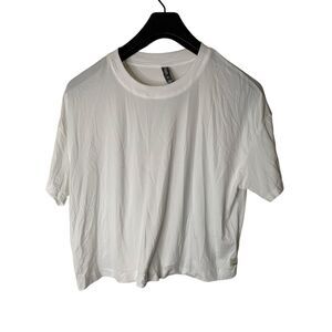 Vuori Energy T shirt cropped tee white women's size medium VW1011